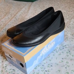Cobbie Cuddlers Eleanor 40106 Black Women's 7 wide